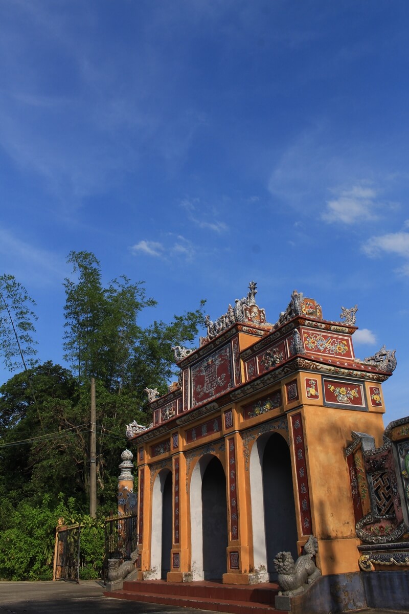 photo-of-a-temple-gate-02
