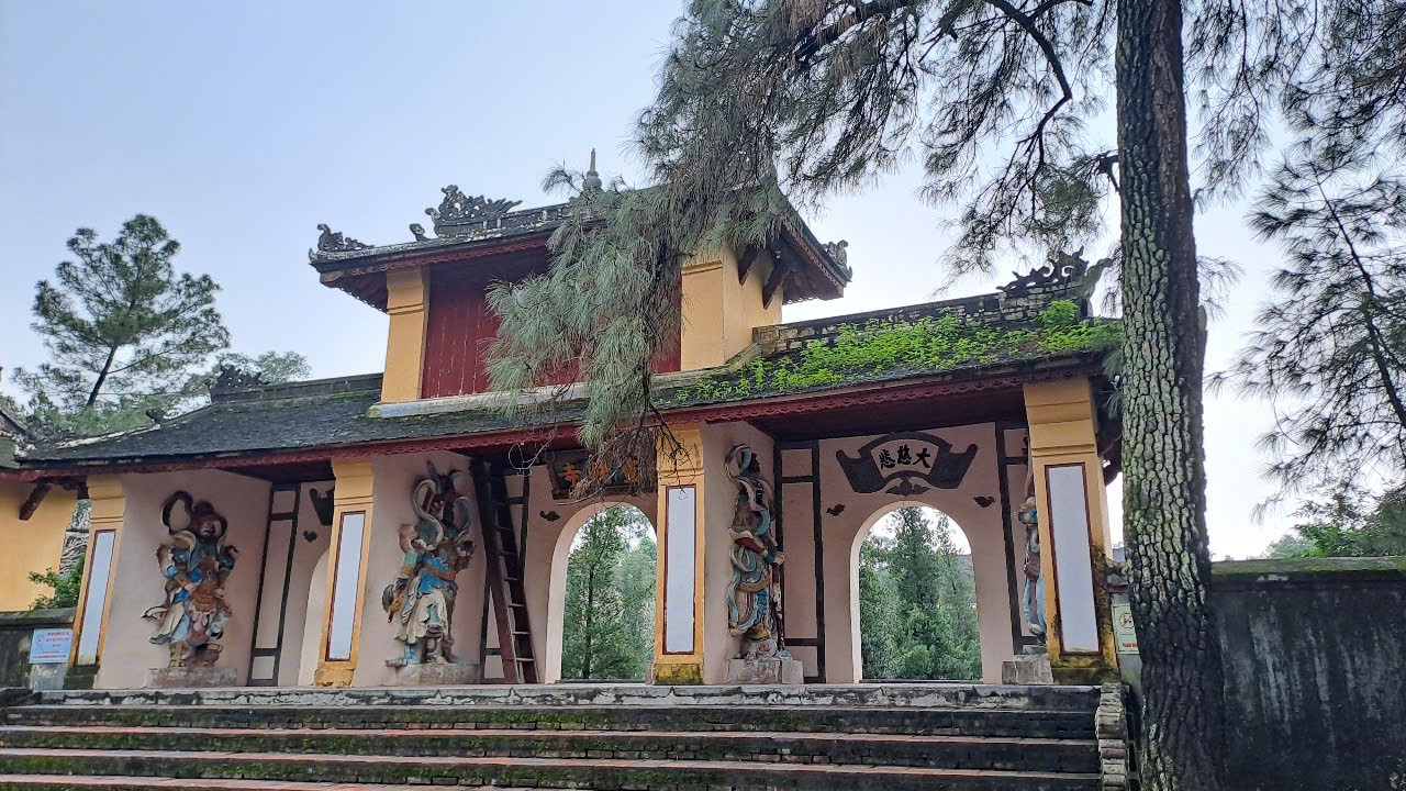 gate-of-thien-mu-pagoda